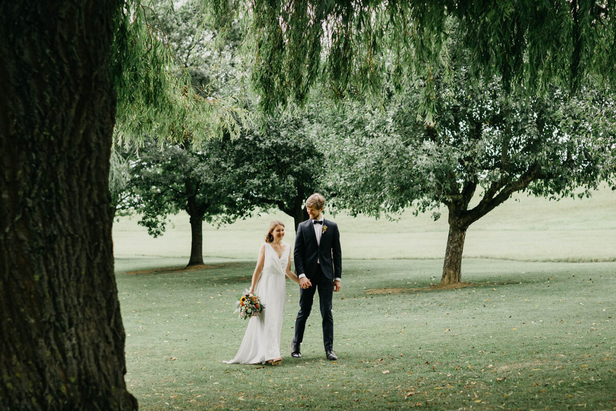 Brautpaar unter einer Trauerweide bei einer Hochzeit in Lich