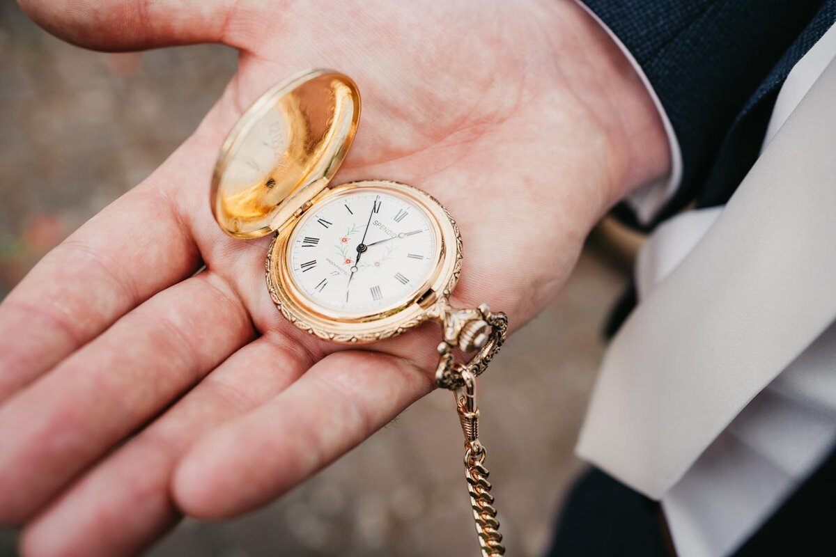 Taschenuhr in der Hand des Bräutigams