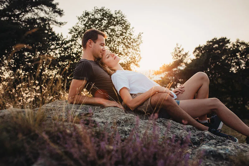 Paar beim Kennenlernshooting im Abendlicht
